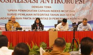 Wali Kota Kediri, Vinanda Prameswati, bersama Wakil Wali Kota Qowimuddin Thoha, menghadiri Sosialisasi Antikorupsi.