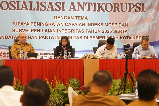 Wali Kota Kediri, Vinanda Prameswati, bersama Wakil Wali Kota Qowimuddin Thoha, menghadiri Sosialisasi Antikorupsi.