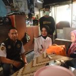 Wali Kota Kediri, Vinanda Prameswati, menyerahkan bantuan logistik untuk korban kebakaran di Jalan Halim Perdana Kusuma, Kelurahan Jamsaren.