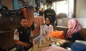 Wali Kota Kediri, Vinanda Prameswati, menyerahkan bantuan logistik untuk korban kebakaran di Jalan Halim Perdana Kusuma, Kelurahan Jamsaren.