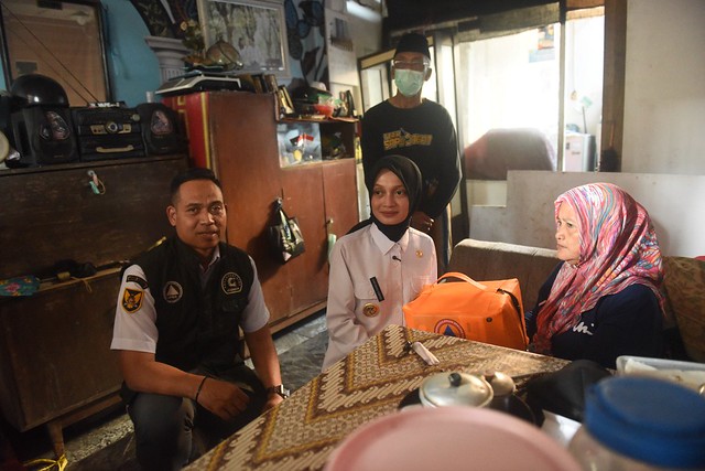 Wali Kota Kediri, Vinanda Prameswati, menyerahkan bantuan logistik untuk korban kebakaran di Jalan Halim Perdana Kusuma, Kelurahan Jamsaren.