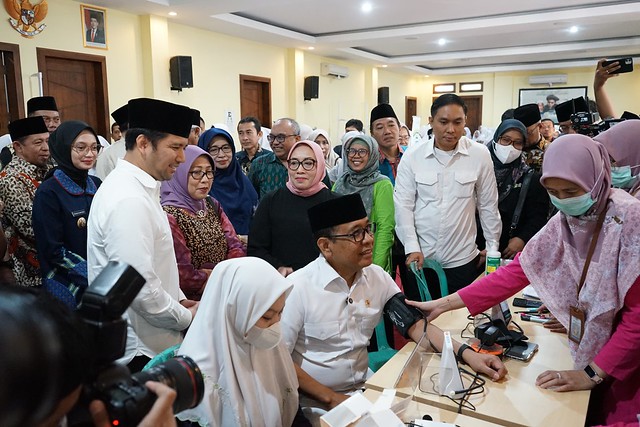 Wali Kota Kediri, Vinanda Prameswati, bersama Wakil Gubernur Jawa Timur, Emil Elestianto Dardak, mendampingi Menko PMK, Pratikno, serta Menteri PPPA, Arifatul Choiri Fauzi, dalam peninjauan Program PKG.