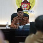Wakil Wali Kota Kediri Qowimuddin saat membuka Rapat Sosialisasi TKPK sekaligus persiapan penilaian kinerja pemerintah daerah terkait kemiskinan dan kemiskinan ekstrem tahun 2025, di Balai Kota Kediri.