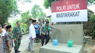 Polres Bangkalan melakukan pembangunan sumur bor di Desa Bungkeng, Kecamatan Tanjungbumi.