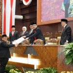 Yordan Batara Goa Anggota DPRD Jatim dari Fraksi PDIP Jatim memyerahkan jawaban fraksi terkait RPJMD 2025-2029.