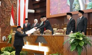 Yordan Batara Goa Anggota DPRD Jatim dari Fraksi PDIP Jatim memyerahkan jawaban fraksi terkait RPJMD 2025-2029.