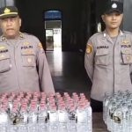 Satuan Polsek Babat berhasil menyita ratusan botol miras jenis Arak Bali dalam sebuah operasi penertiban di Desa Moropelang, Kecamatan Babat, Kabupaten Lamongan.