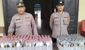 Satuan Polsek Babat berhasil menyita ratusan botol miras jenis Arak Bali dalam sebuah operasi penertiban di Desa Moropelang, Kecamatan Babat, Kabupaten Lamongan.