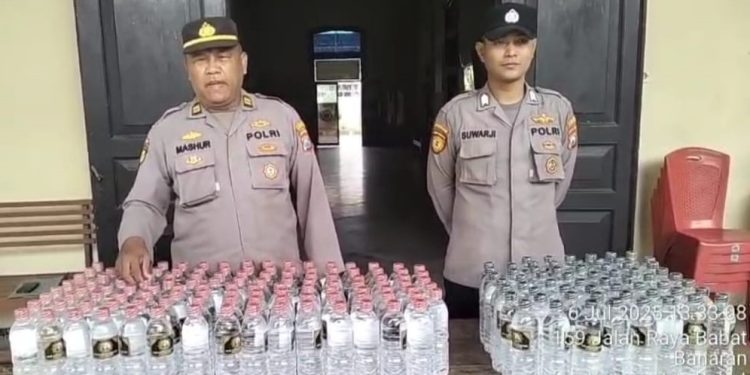 Satuan Polsek Babat berhasil menyita ratusan botol miras jenis Arak Bali dalam sebuah operasi penertiban di Desa Moropelang, Kecamatan Babat, Kabupaten Lamongan.
