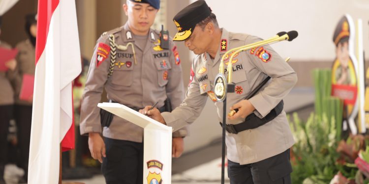 Kapolda Jatim, Irjen. Nanang Avianto, memimpin langsung upacara Sertijab Dirreskrimum dan sejumlah Kapolres se-Jawa Timur.