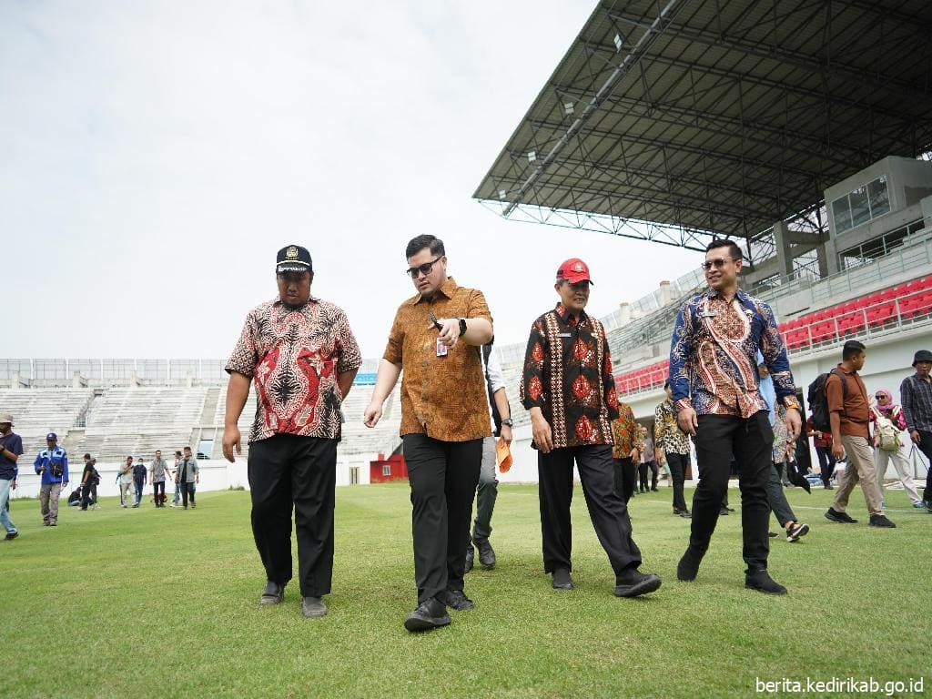Bupati Hanindhito Himawan Pramana saat meninjau lokasi pembangunan Stadion Gelora Daha Jayati.