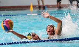 IMG-20250704-WA0006 (1) Laga menegangkan tersaji dalam pertandingan cabang olahraga polo air Porprov Jawa Timur IX/2025 yang digelar di Kolam Renang Stadion Gajayana, Kota Malang.