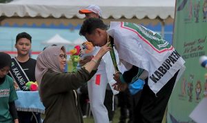 Michael Joel, pelari andalan Lumajang, sukses merebut medali emas di nomor lari 800 meter putra yang berlangsung di GOR Gajayana, Kota Malang.