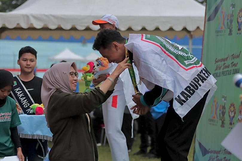 Michael Joel, pelari andalan Lumajang, sukses merebut medali emas di nomor lari 800 meter putra yang berlangsung di GOR Gajayana, Kota Malang.