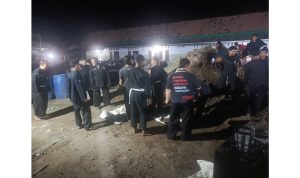 Ratusan pesilat PSHT Cabang Blitar antusias mengikuti kerja bakti pengurukan pondasi Masjid Baitunnur di Dukuh Sukorejo, Karangsono, Kanigoro, Kabupaten Blitar. (Foto: serayunusantara.com)