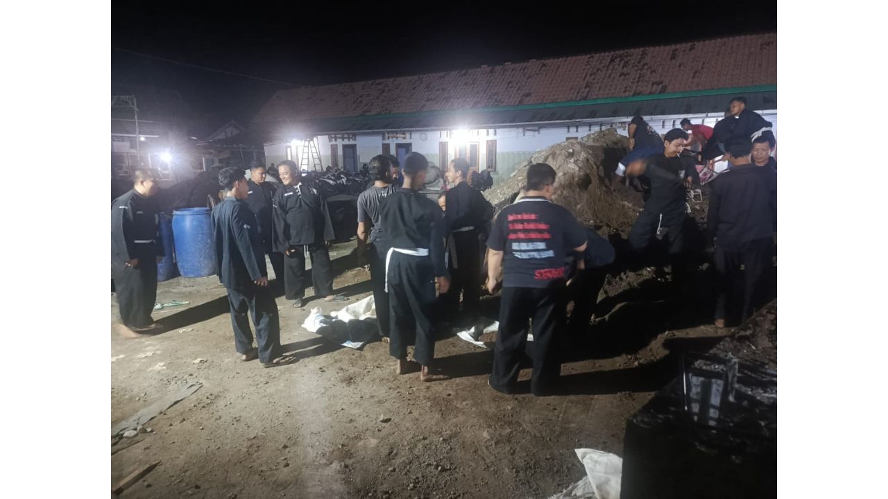 Ratusan pesilat PSHT Cabang Blitar antusias mengikuti kerja bakti pengurukan pondasi Masjid Baitunnur di Dukuh Sukorejo, Karangsono, Kanigoro, Kabupaten Blitar. (Foto: serayunusantara.com)