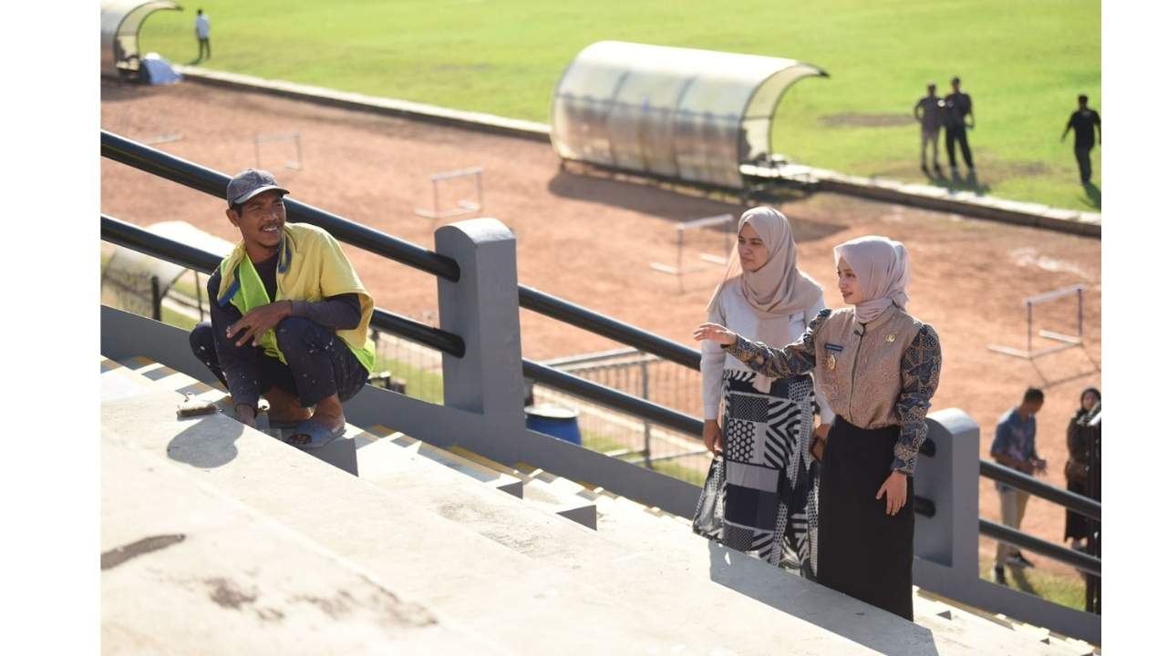 Wali Kota Kediri Vinanda Prameswati meninjau kondisi dan proses perbaikan Stadion Brawijaya, Jumat (11/07/2025).