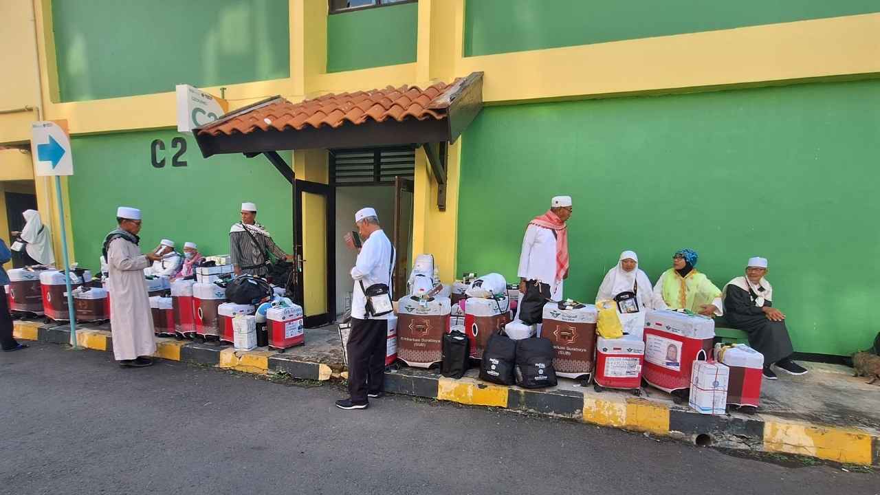 Jemaah haji asal NTT yang tertunda kepulanngannya, Jumat (11/7/2025). Foto ; Humas Kanwil Kemenag Jatim
