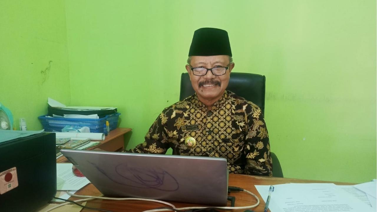 Kepala Desa Sawentar, Mujianto, mengatakan bahwa mantan Sekretaris Desa ditetapkan menjadi tersangka, dan menonaktifkan jabatannya (foto: Achmad Zunaidi/serayunusantara)