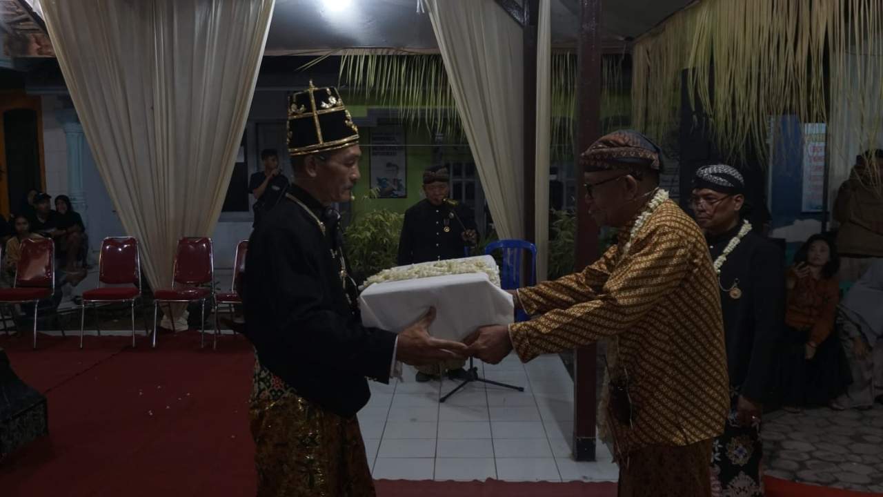 Prosesi penyerahan pusaka kepada Kepala Desa Plosorejo, Bejananto oleh tokoh setempat setelah diarak.