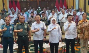 Gubernur Jatim, Khofifah dan Wagub Emil, serta Polda, Kodam V Brawijaya, Kejati, dan Kabinda mengikuti peluncuran logo HUT RI 80 secara daring di Grahadi.