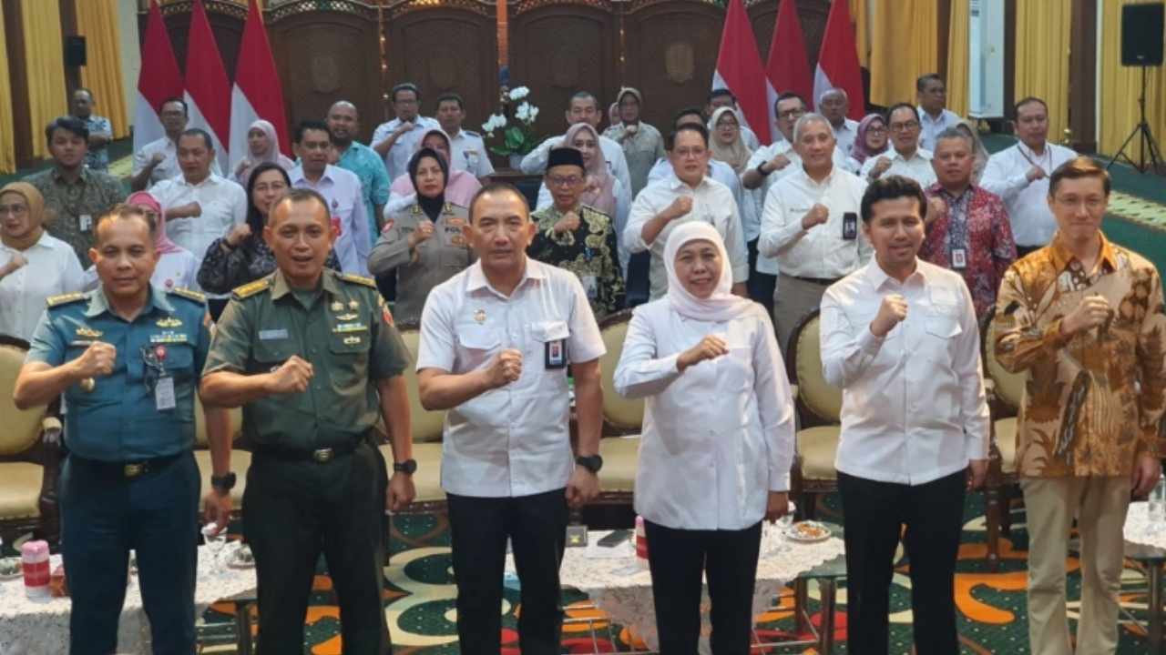 Gubernur Jatim, Khofifah dan Wagub Emil, serta Polda, Kodam V Brawijaya, Kejati, dan Kabinda mengikuti peluncuran logo HUT RI 80 secara daring di Grahadi.