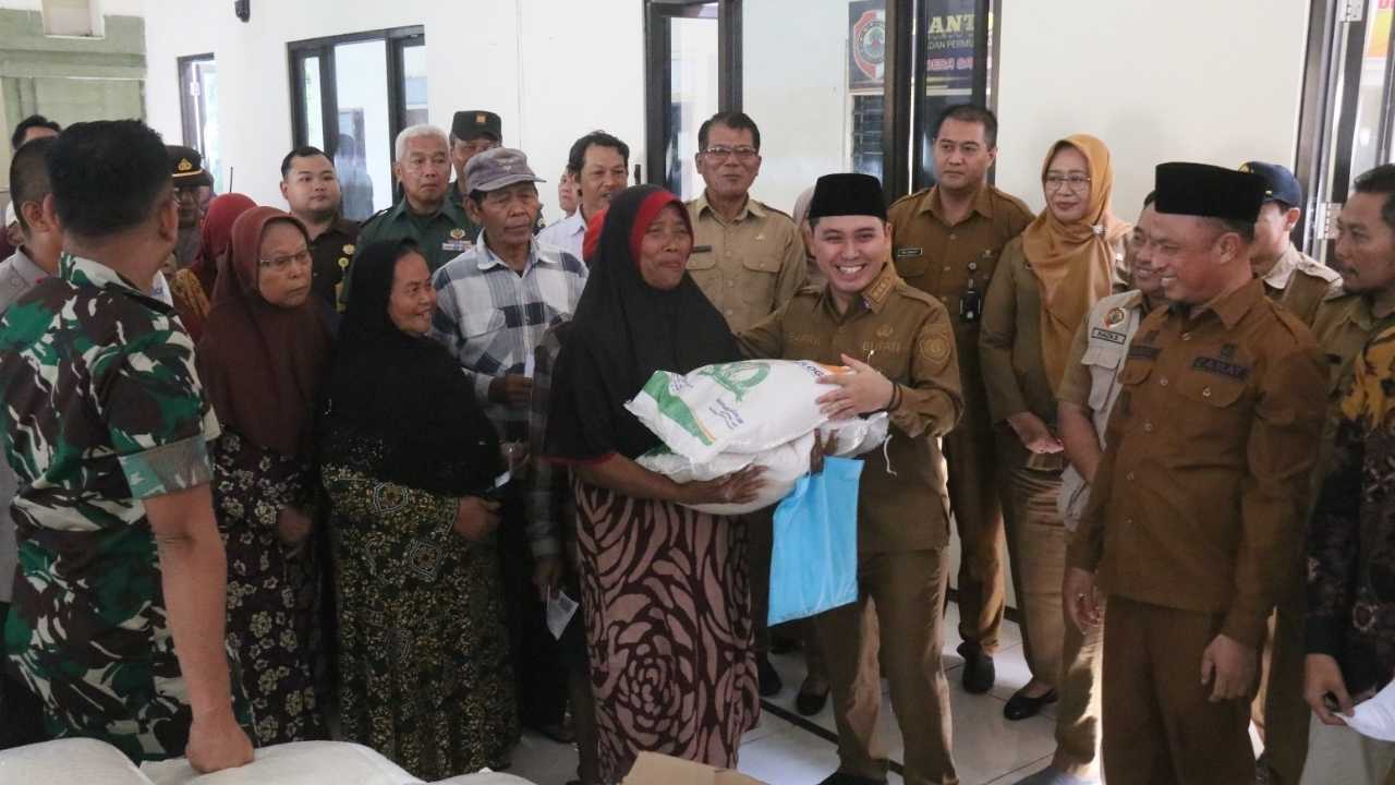 Bupati Mojokerto Luncurkan Program Penyaluran Bantuan Pangan.