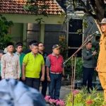 Bupati Ngawi Ony Anwar Harsono saat menjadi inspektur upacara bendera di SMPN 2 Paron pada Senin pagi, (28/08/2025)