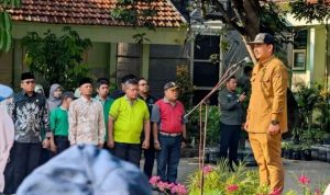 Bupati Ngawi Ony Anwar Harsono saat menjadi inspektur upacara bendera di SMPN 2 Paron pada Senin pagi, (28/08/2025)
