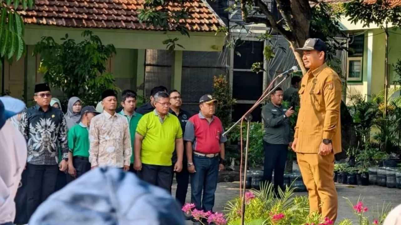 Bupati Ngawi Ony Anwar Harsono saat menjadi inspektur upacara bendera di SMPN 2 Paron pada Senin pagi, (28/08/2025)
