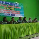Musyawarah Desa membahas pertukaran tanah kas desa yang terdampak pembangunan Jalan Tol Kediri-Tulungagung di Desa Tiron.