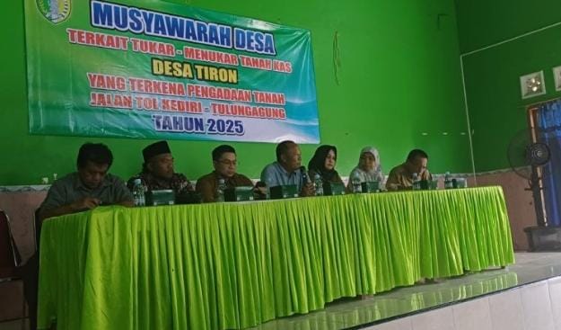 Musyawarah Desa membahas pertukaran tanah kas desa yang terdampak pembangunan Jalan Tol Kediri-Tulungagung di Desa Tiron.