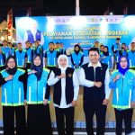 Gubernur Jawa Timur, Khofifah Indar Parawansa, saat melepas 52 Tim Yankes Bergerak ke Pulau Sapudi, Kabupaten Sumenep dari halaman Gedung Negara Grahadi.