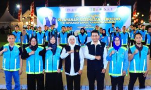 Gubernur Jawa Timur, Khofifah Indar Parawansa, saat melepas 52 Tim Yankes Bergerak ke Pulau Sapudi, Kabupaten Sumenep dari halaman Gedung Negara Grahadi.