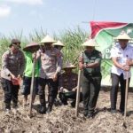 Wakapolres Kediri Kota, Kompol Yanuar Rizal Ardianto, turut serta dalam aksi nasional penanaman jagung secara serempak di lahan Perhutani Sosial.