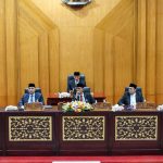 Wali Kota Surabaya, Eri Cahyadi dalam rapat paripurna di Gedung DPRD Surabaya.