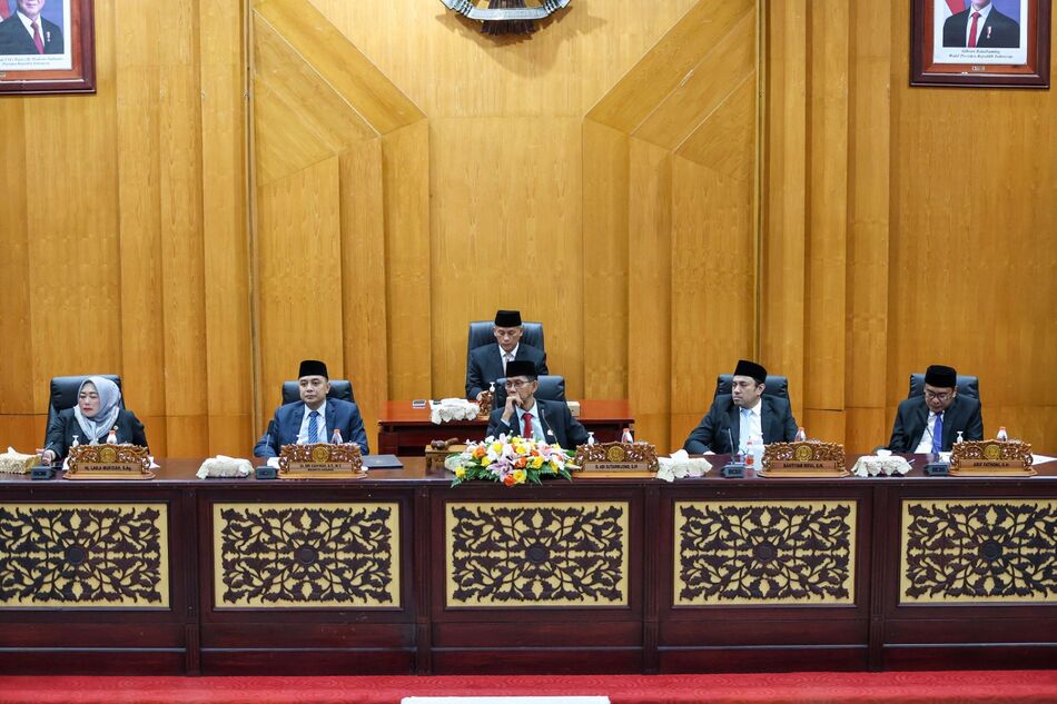 Wali Kota Surabaya, Eri Cahyadi dalam rapat paripurna di Gedung DPRD Surabaya.