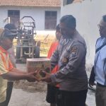 29-kediri Polres Kediri Polda Jawa Timur menyalurkan bantuan berupa sumur bor dan mesin pompa air untuk Musala Nurul Hikmah di Dusun Suwaluh, Kabupaten Kediri.