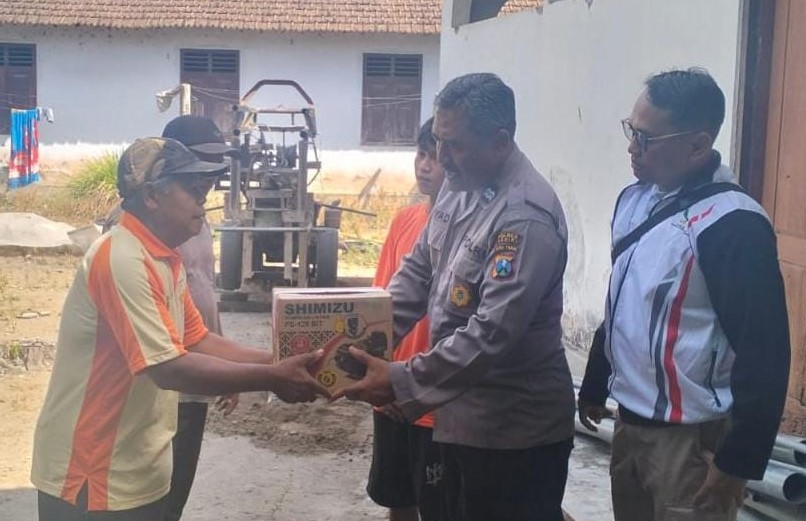 Polres Kediri Polda Jawa Timur menyalurkan bantuan berupa sumur bor dan mesin pompa air untuk Musala Nurul Hikmah di Dusun Suwaluh, Kabupaten Kediri.