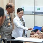 30-kapolda-jengguk-ok Kapolda Jatim Irjen Pol Drs. Nanang Avianto, M.Si menjenguk anggota Polri yang mengalami luka saat bertugas mengamankan aksi unjuk rasa di Gedung Negara Grahadi, Surabaya.