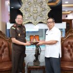 Kepala Kanwil DJP Jawa Timur I, Samingun dan Kepala Kejati Jawa Timur, Dr. Kuntadi, usai audiensi. (Dok. DJP Jatim)