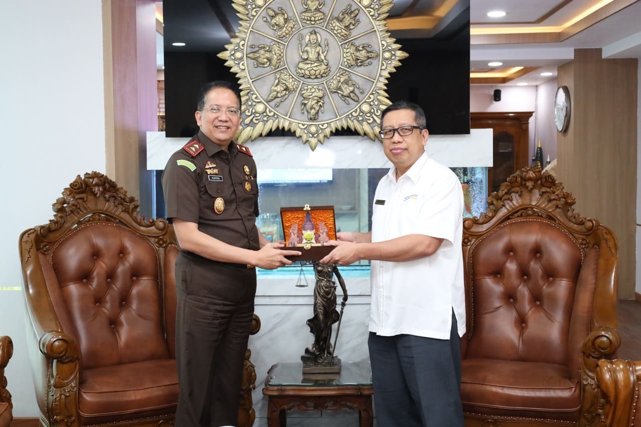 Kepala Kanwil DJP Jawa Timur I, Samingun dan Kepala Kejati Jawa Timur, Dr. Kuntadi, usai audiensi. (Dok. DJP Jatim)