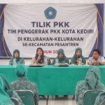 Ketua Tim Penggerak PKK Kota Kediri, Faiqoh Azizah Muhammad, melakukan kunjungan administrasi ke Kelurahan Blabak dan Pakunden. (Foto: Pemkot Kediri)