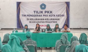 Ketua Tim Penggerak PKK Kota Kediri, Faiqoh Azizah Muhammad, melakukan kunjungan administrasi ke Kelurahan Blabak dan Pakunden. (Foto: Pemkot Kediri)