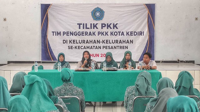 Ketua Tim Penggerak PKK Kota Kediri, Faiqoh Azizah Muhammad, melakukan kunjungan administrasi ke Kelurahan Blabak dan Pakunden. (Foto: Pemkot Kediri)