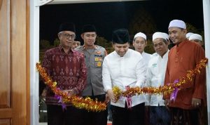 Wakil Wali Kota Kediri, Qowimuddin Thoha, mendampingi Wakil Gubernur Jawa Timur Emil Elestianto Dardak dalam peresmian Aula KH Imam Yahya Mahrus di Pondok Pesantren HM Al Mahrusiyah III Ngampel.