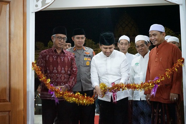 Wakil Wali Kota Kediri, Qowimuddin Thoha, mendampingi Wakil Gubernur Jawa Timur Emil Elestianto Dardak dalam peresmian Aula KH Imam Yahya Mahrus di Pondok Pesantren HM Al Mahrusiyah III Ngampel.