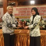 Wali Kota Kediri, Vinanda Prameswati, resmi dikukuhkan sebagai Ibunda Guru PGRI Pengurus Kota Kediri masa bakti 2025-2030.
