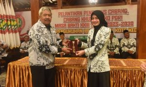Wali Kota Kediri, Vinanda Prameswati, resmi dikukuhkan sebagai Ibunda Guru PGRI Pengurus Kota Kediri masa bakti 2025-2030.