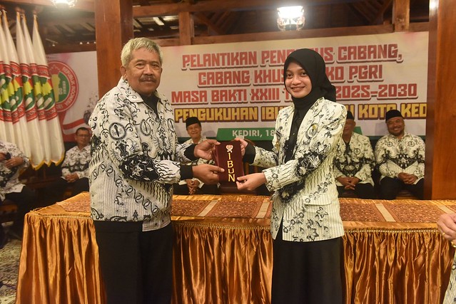 Wali Kota Kediri, Vinanda Prameswati, resmi dikukuhkan sebagai Ibunda Guru PGRI Pengurus Kota Kediri masa bakti 2025-2030.